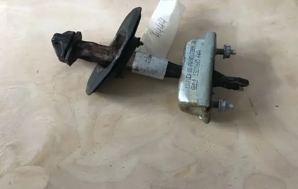 Opel Astra J Front door check strap stopper 13270665