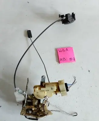 Toyota Yaris Front door lock 011220