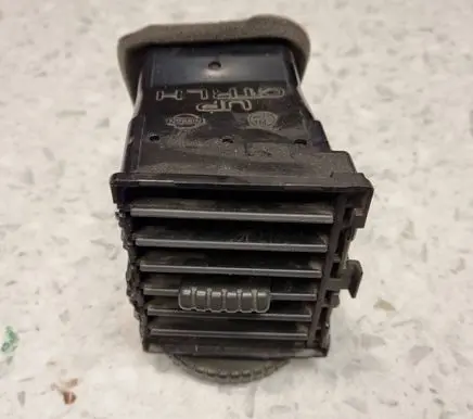 Nissan X-Trail T30 Dash center air vent grill 68751EQ000 E6475171