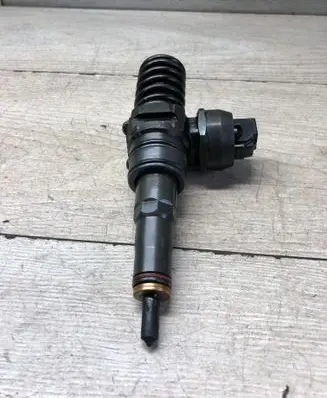 Skoda Roomster (5J) Fuel injector 038130073