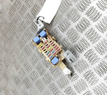 Nissan Juke I F15 Fuse module 243111HA0A
