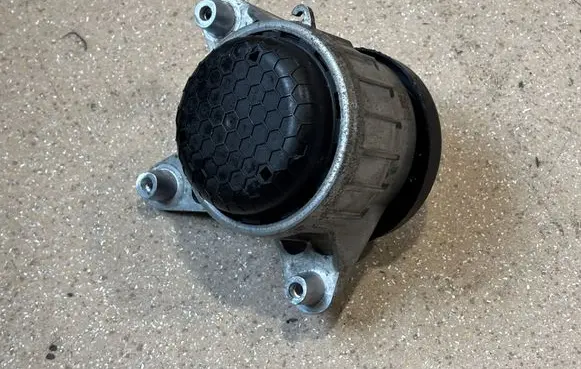 Mercedes-Benz GLE W167 Engine mount bracket A1672405400