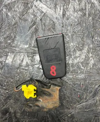 Middle seatbelt buckle (rear)