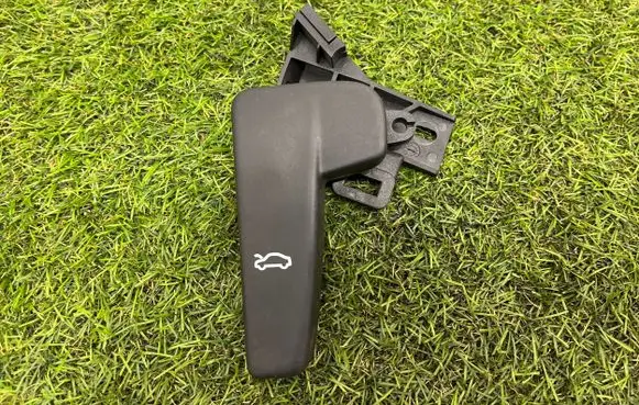 Volkswagen PASSAT B8 Engine bonnet (hood) release handle 3g0823533