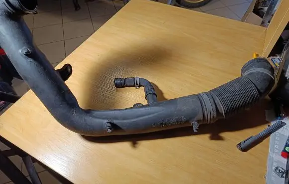 Volkswagen Jetta V Air intake hose/pipe 1K0129654AD 446156604