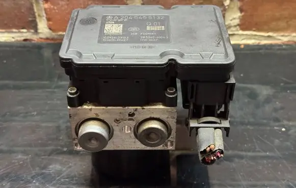 Mercedes-Benz C W204 ABS Pump A2044313712 A2045455132