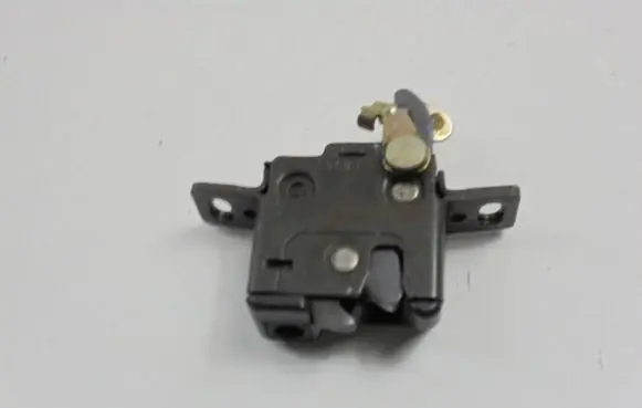Audi A6 S6 C4 4A Tailgate/trunk/boot lock/catch/latch 4A9827505C