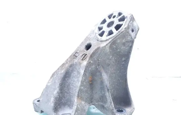 Volkswagen Touareg I Engine mounting bracket 7L6199308B