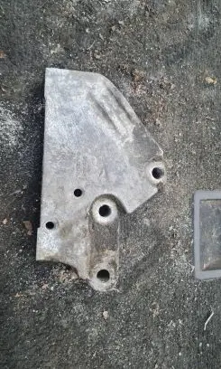 Volvo V70 Engine mounting bracket 9180996