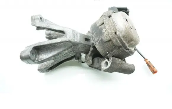 Engine mount vacuum valve