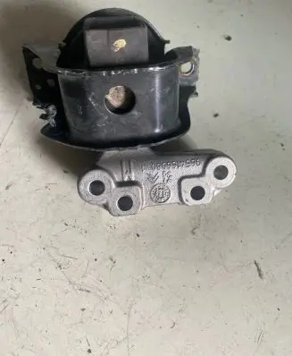 Peugeot 208 Engine mount bracket 9654166080