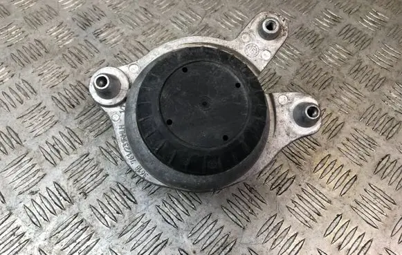 Mercedes-Benz C W205 Engine mount bracket A2052406717