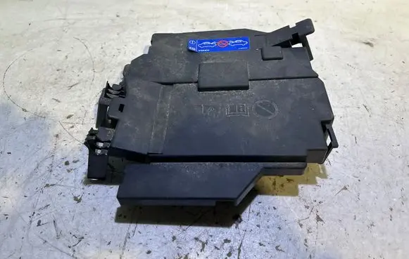Volvo XC40 Fuse box cover 32265899 66899378