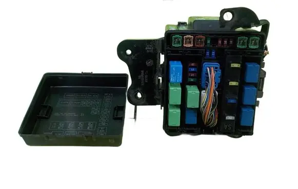 Suzuki Grand Vitara II Fuse box set BEZPIECZNIKOW 16AB60