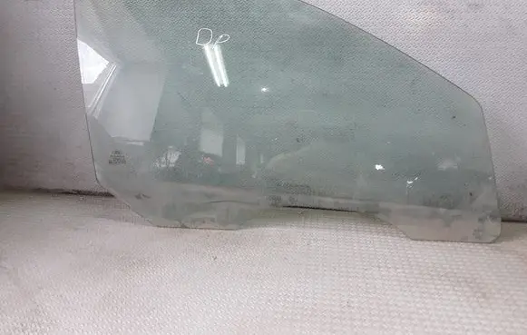 Ford Focus Front door window glass four-door