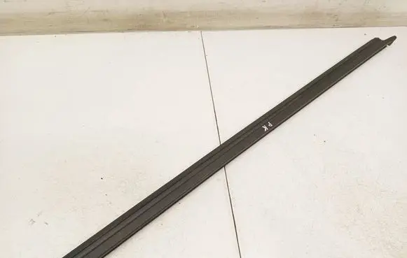 Volkswagen Golf VI Front door glass trim molding 5K4837479