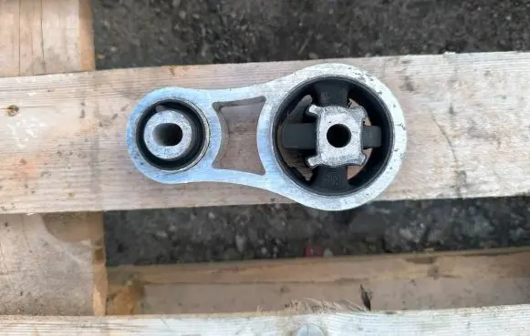 Opel Vivaro Engine mount bracket