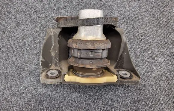Volvo XC90 Engine mount bracket 31480353 26008326F22