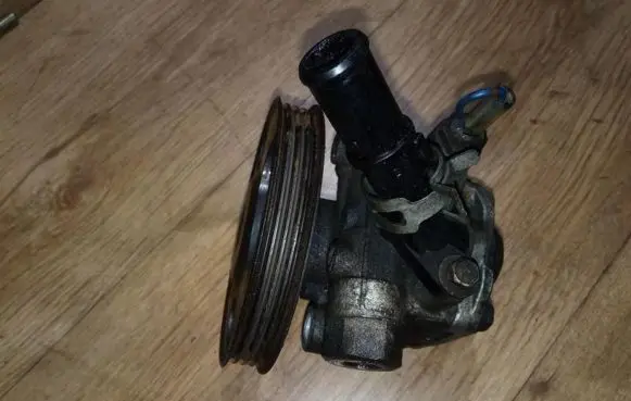 Mazda 323 F Power steering pump