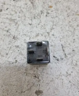 Volkswagen PASSAT B5.5 Other relay 8D0951253A