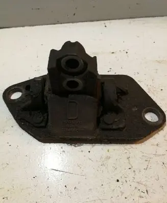 Volvo V70 Engine mount bracket 8624757