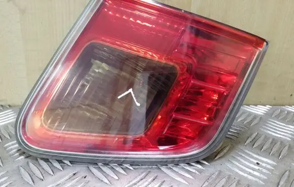 Toyota Avensis T270 Tailgate rear/tail lights E208049