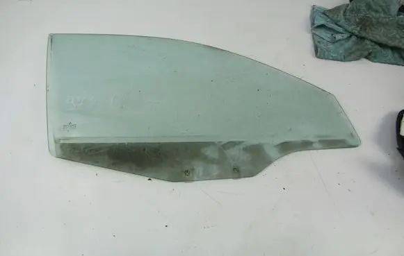 Mitsubishi Carisma Front door window glass four-door 