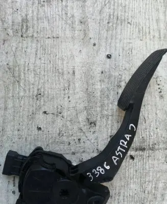 Opel Astra J Accelerator throttle pedal 13252704