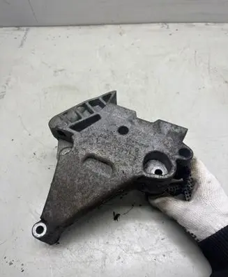 Engine mounting bracket