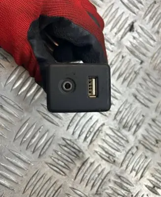 Opel Insignia A USB socket connector 13506014