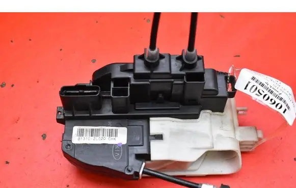 Hyundai i30 Front door lock 813102L020