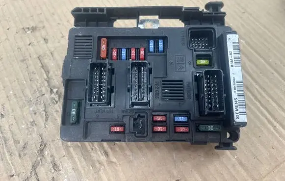 Peugeot 206 Fuse module U118470002J BSMB2 9650618580