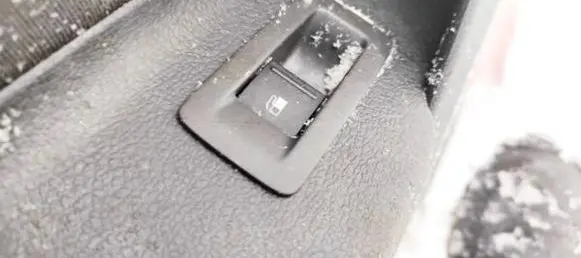 Volkswagen Golf Plus Fuel tank opening switch 