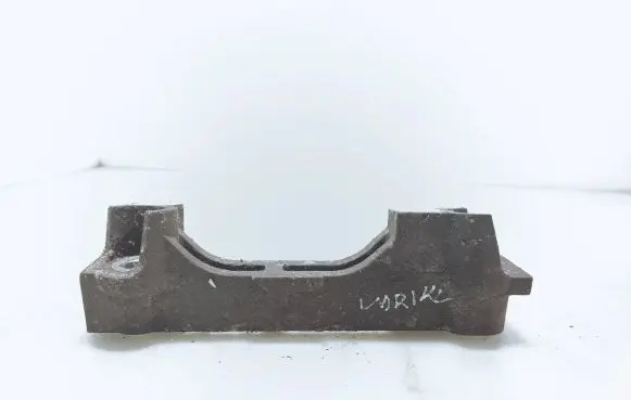 Toyota Avensis T270 Engine mounting bracket