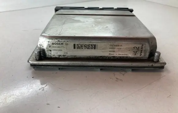 Volvo V70 Engine control unit/module 0281001776