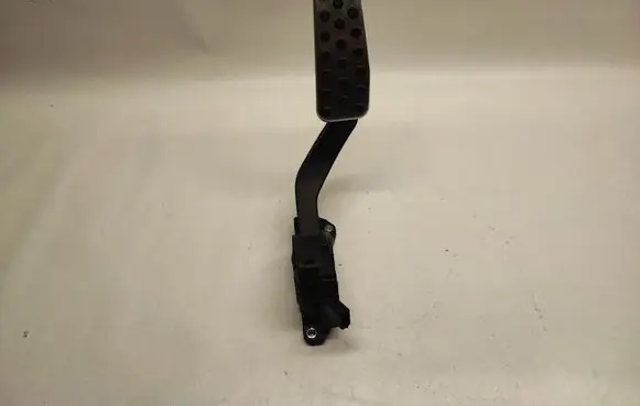 Accelerator throttle pedal
