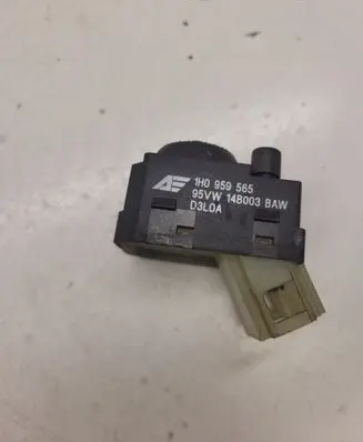 Volkswagen Golf III Wing mirror switch 1H0959565