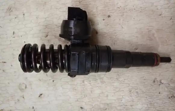 Skoda Fabia Mk2 (5J) Fuel injector