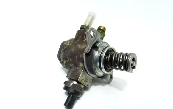 Audi A3 S3 8P Fuel injection high pressure pump 03C127026D 183201 HFS03431B