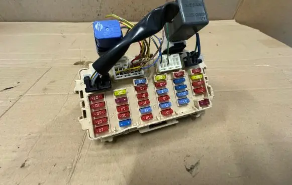 Nissan X-Trail T30 Fuse module PPT40