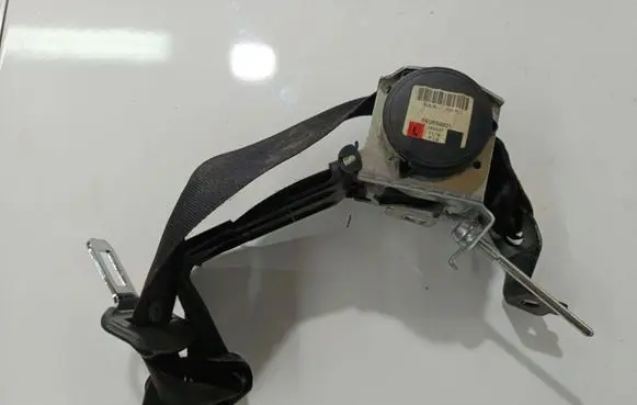 Opel Astra H Front seatbelt 560834901