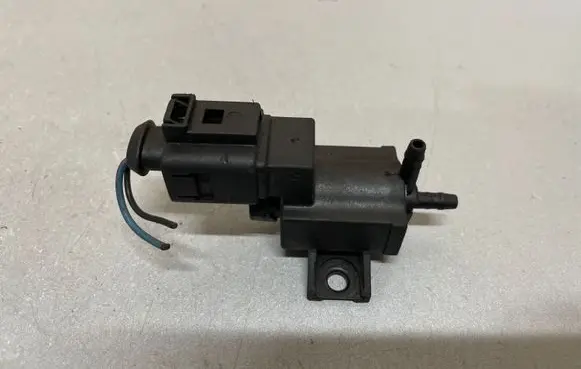 Audi A4 S4 B6 8E 8H Turbo solenoid valve 037906283D