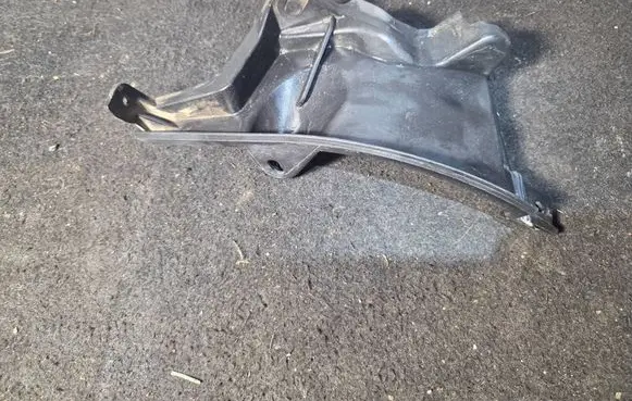 BMW X7 G07 Other engine bay part 7424943 10834110