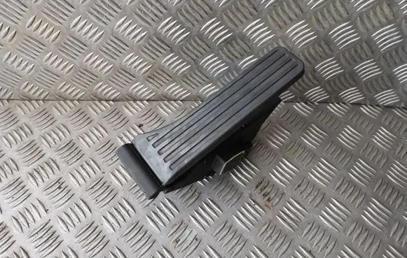Mercedes-Benz C W204 Accelerator throttle pedal A2043000004