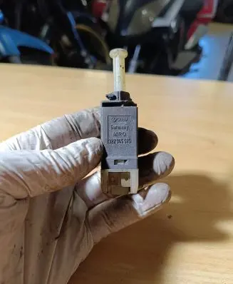 Volkswagen PASSAT B4 Brake pedal sensor switch 322945515