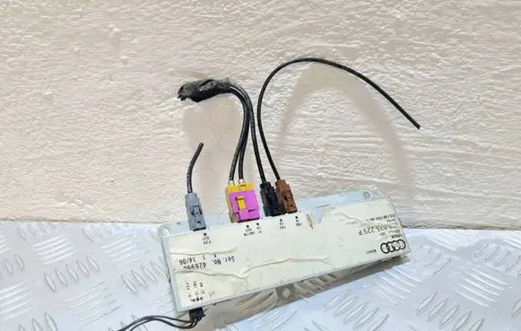 Audi A4 S4 B7 8E 8H Aerial antenna filter 8E9035225P