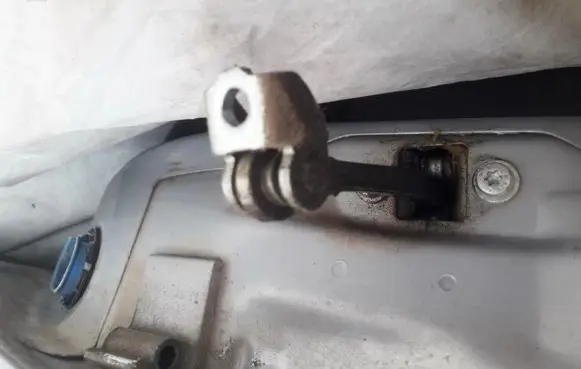 Opel Astra G Rear door check strap stopper