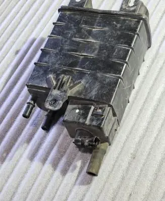 Ford Kuga II Active carbon filter fuel vapour canister FG939E857B
