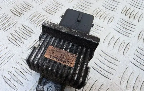 Peugeot 3008 I Glow plug pre-heat relay 9663824880
