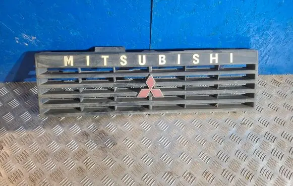 Mitsubishi Pajero Front bumper upper radiator grill MB38352730